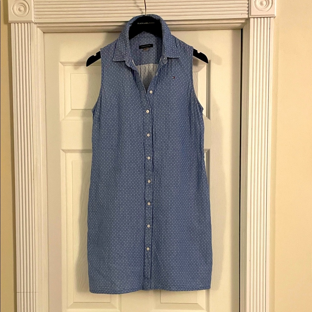 Tommy Hilfiger size 6 lightweight sleeveless chambray button up dress. Blue/dots